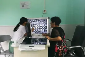 80多岁的脑瘫专家卢庆春教授还工作在一线视频封面