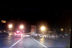 郑州火车站出租车违规揽客，绿灯不走故意堵停后车视频封面