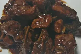 喜欢啃骨头的要藏了。猪脊骨这样做，酥烂脱骨，自己就能吃一盘。