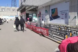 德州临邑封城第18天:信业商场人流量挺多，小情侣买了啥，看看视频封面