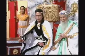 还是老版的封神榜经典服装，宫殿等等都不豪华不浮夸很像四千年前