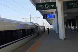 出站。从郑州到方城，不到一个半小时，郑万高铁快捷，舒适视频封面