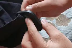 昨天在超市买条裤袜，回来才发现有防盗扣没取，怎么打开呀？