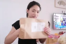 宝妈晶晶去取快递，快递在驿站放了一个月，为什么？视频封面