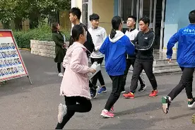 鹤壁外国语高中部中午吃饭时间视频封面