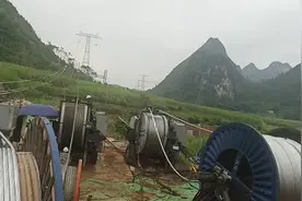 看看高压线是怎么拉上去的