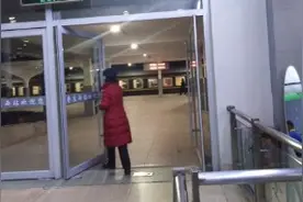 广州东至青岛Z168次晚点二十分钟经停枣庄西站，到泰山站撵回正点