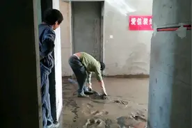 120平方地面打地平，小伙用这种方法让地平表面光滑又不起毛。视频封面