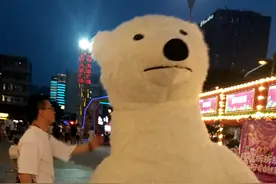 黄西：是真的吗？鲁豫：我不信