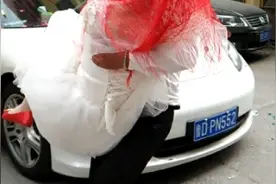 鲁南民俗。滕州结婚新娘子下车，新郎官要抱着新年围着婚车转圈。视频封面