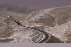 集通铁路的s型弯道和俩列出站鸣笛的火车