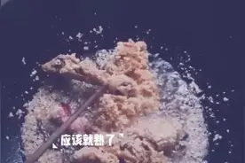 小秋秒变美食大咖，番茄酱炸鸡腿，味道美美的！想吃的我教你
