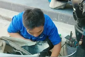 摩托缸筒活塞坏了，自己在家换呢。去修理店工费就要一百块钱！视频封面