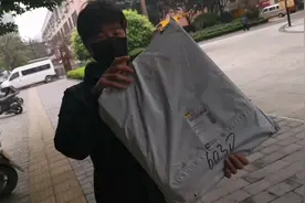 小伙花50元买的48L外卖箱到货，迫不及待组装到自己的座驾上视频封面