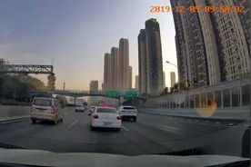 为什么有些人开车先打方向，车过来了，才打灯