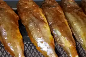 酒店烧烤师傅教您正宗小黄鱼烤法，皮酥肉嫩，香气四溢视频封面