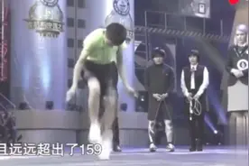 世界跳绳冠军，一秒钟跳五下堪比机器。怎么做到的视频封面