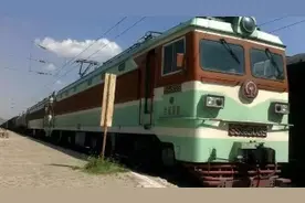 韶山3型电力机车是由株洲厂于1978年制造的六轴客、货干线机车。视频封面