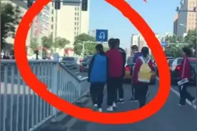 呼市部分学生过马路不走斑马线横穿马路，实在太危险了视频封面