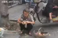 遇到这中老年人，请伸出您的双手拉一把吧！