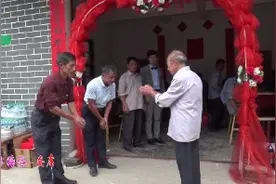 江西万安县乡下人办喜事都少不了请乐队全堂吹，安席，辞酒等礼仪