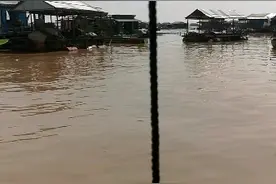 柬埔寨洞里萨湖里常年居住的水上人家