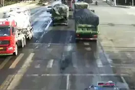 加速抢灯过路口 抢出事故负全责 | 覆车之戒图片