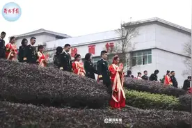 火箭军军营婚礼战车接亲 向幸福出发图片