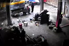 虚惊一场！闪电击中挖机，修理工手上闪冒火花图片