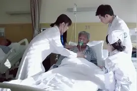 男医生细心向家属说明病人情况，可家属让医生不要再说了视频封面