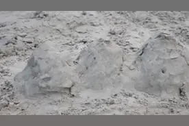 小伙用鞭炮放到土堆里点燃，慢放的时候太好看了！