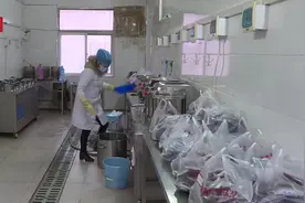 湖北应城赶制万袋“七味汤”，为一线人员送去“暖心汤”