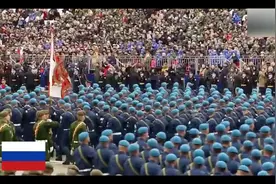 俄罗斯阅兵，士兵仰头动作很帅，正步分列式真的很精彩