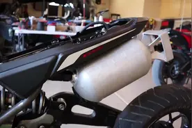 天天骑着小摩托-油箱加大改装都是技术活！视频封面