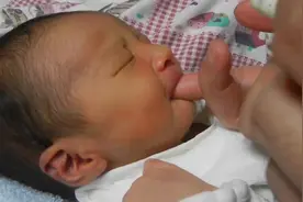 宝宝不肯用力吸母乳怎么办？育婴师教你一招，让宝宝学会吸母乳视频封面