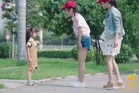 两美女见义勇为，没想到这个男人对美女大打出手，美女做错了什么视频封面