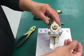 航空飞机的螺栓是怎么保证不松的？？？