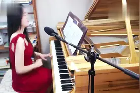 小姐姐钢琴弹奏，一身红色连衣裙，超有气质！视频封面