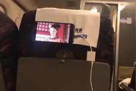 老外坐高铁学中国人夹手机看电视，一副没见过世面的样子
