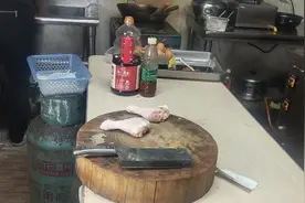 烧烤外卖个夜宵店没生意，今天教大家劈鸡腿。视频封面