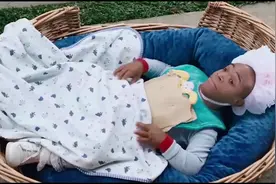 40岁小矮人竟伪装成婴儿潜入家庭主妇家里！视频封面