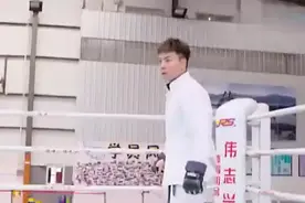 单亲妈妈接儿子遇到总裁，不料儿子机智改口叫妈妈做阿姨！太逗了视频封面