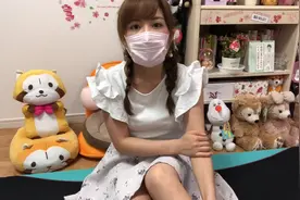 日本网红美女在家分享新买的衣服，小姐姐带着口罩，不知容颜几何视频封面