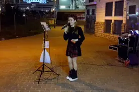 街头艺人，美女流浪歌手小甜甜演唱《爱到深处全是泪》你喜欢吗？视频封面