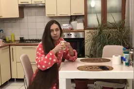 美女长发有十几米长，披头散发的时候，美得让人心动