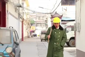 男子捡个女婴抱回家，22年后，一位白发老头带着100万找上门视频封面