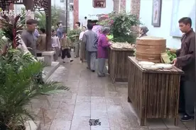 小贩的馒头掉地上，女孩却捡起求老板卖给他，然后拿给弟弟吃视频封面