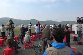 中国为巴基斯坦研制的JF17枭龙战机在航空博览会飞行表演