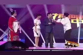 孙涛要抱庞晓戈，不料吴琼竟“吃醋”了，拧着耳朵就给拉一边了