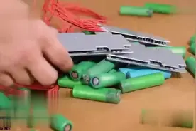 52个电池拼接起来，一个电瓶就出来了，特斯拉也是用的这种！视频封面